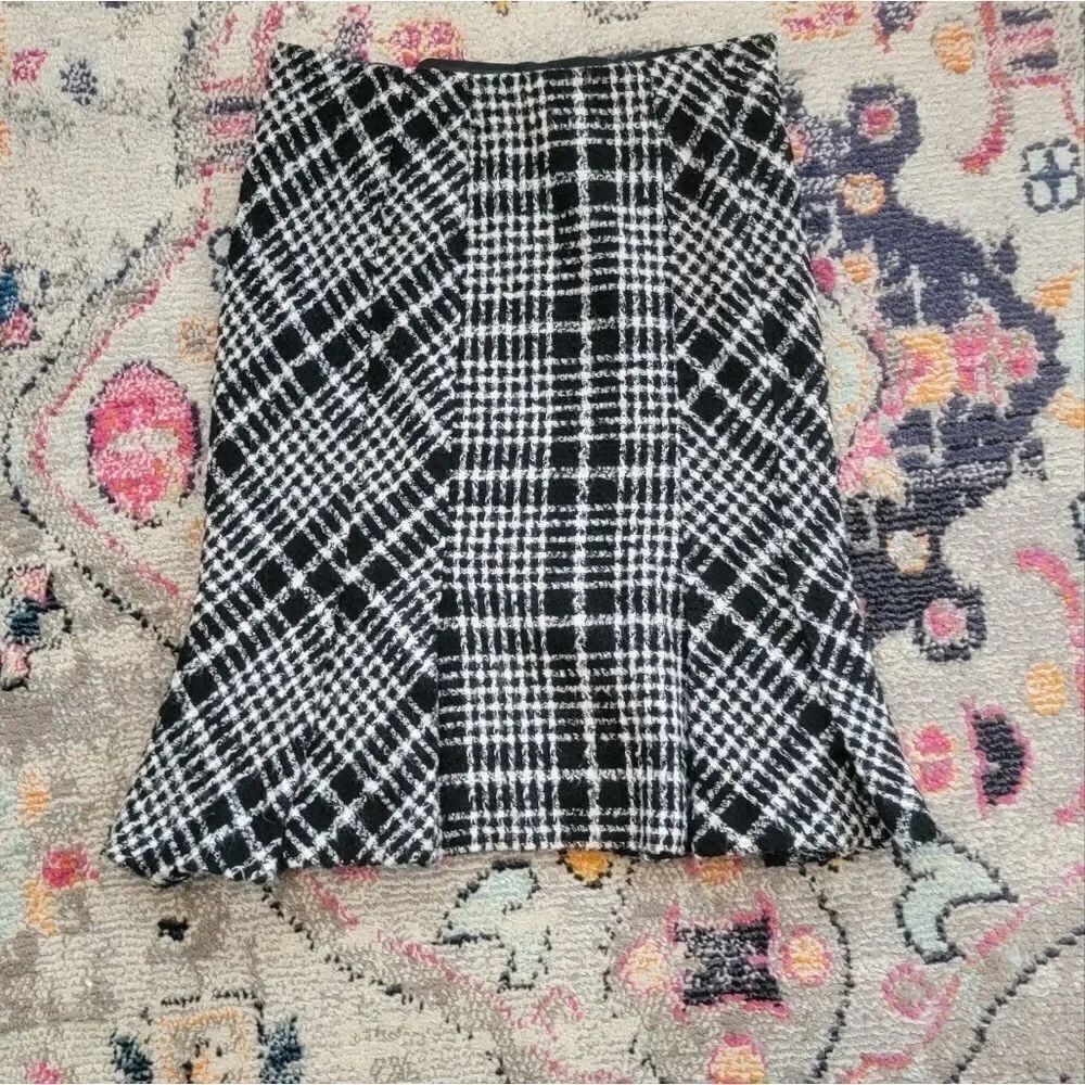 Zara woman wool blend skirt sz 8. 23" length